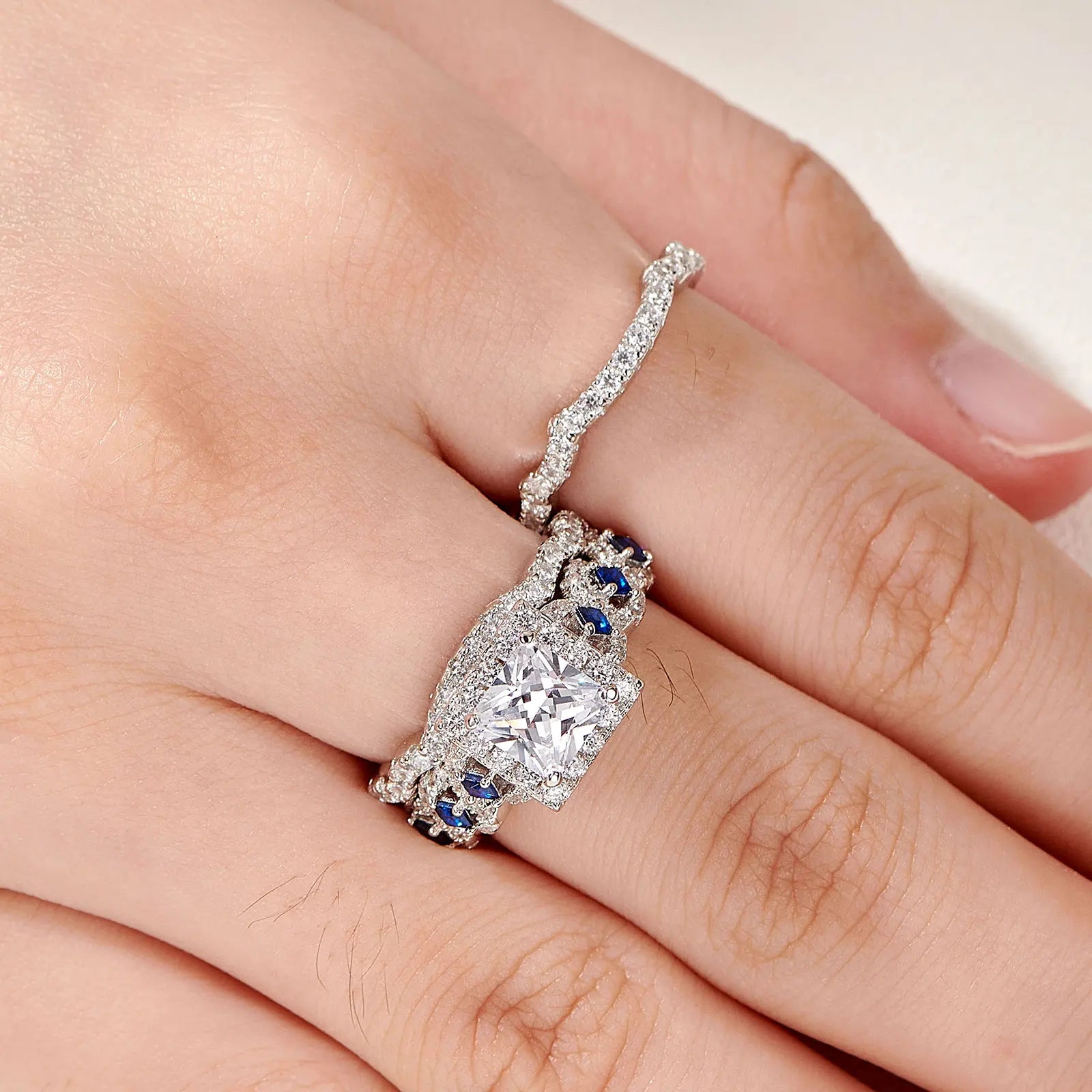 Damenring mit 2,6 Karat Prinzessschliff und 5A Zirkonia