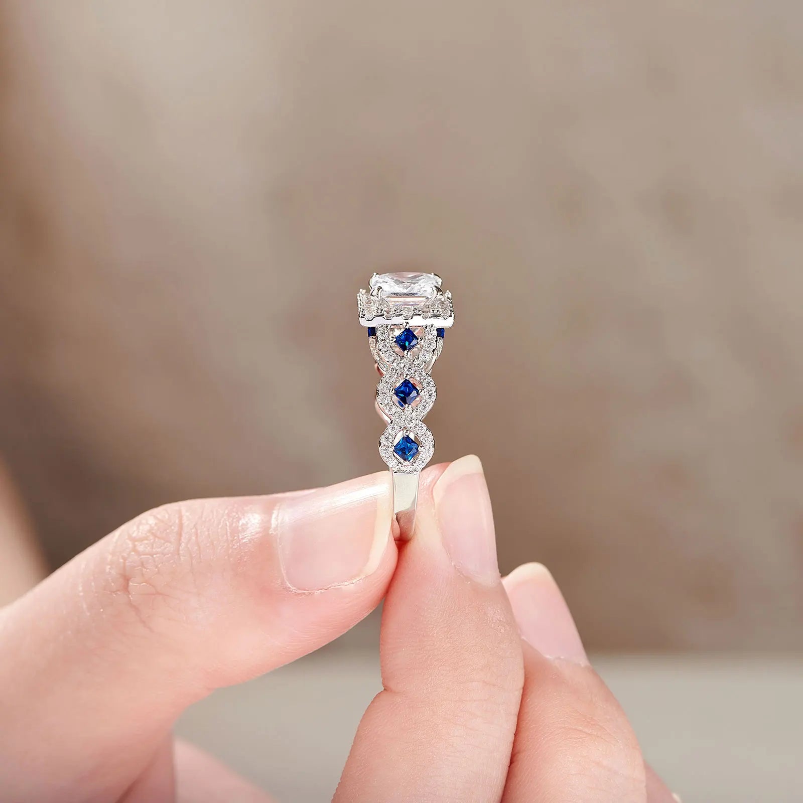 Damenring mit 2,6 Karat Prinzessschliff und 5A Zirkonia