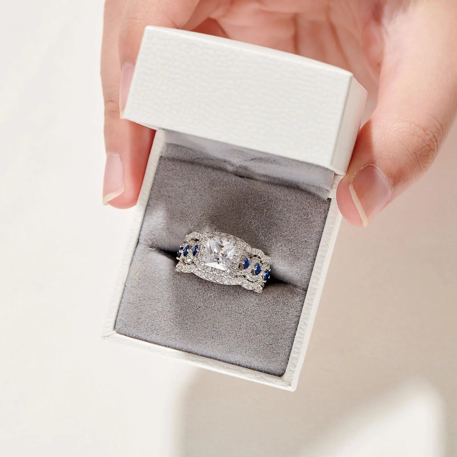 Damenring mit 2,6 Karat Prinzessschliff und 5A Zirkonia