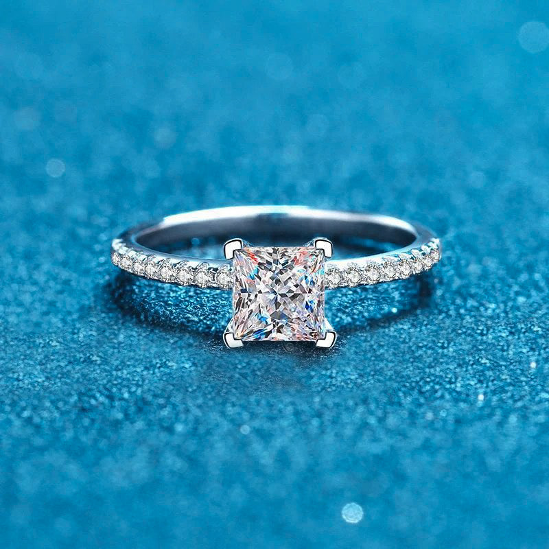 Bague en moissanite à taille princesse