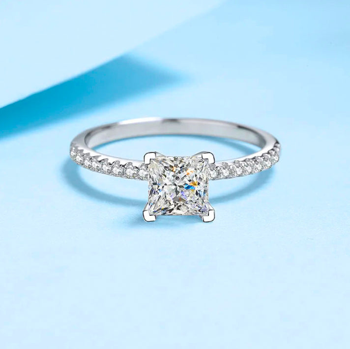 Bague en moissanite à taille princesse